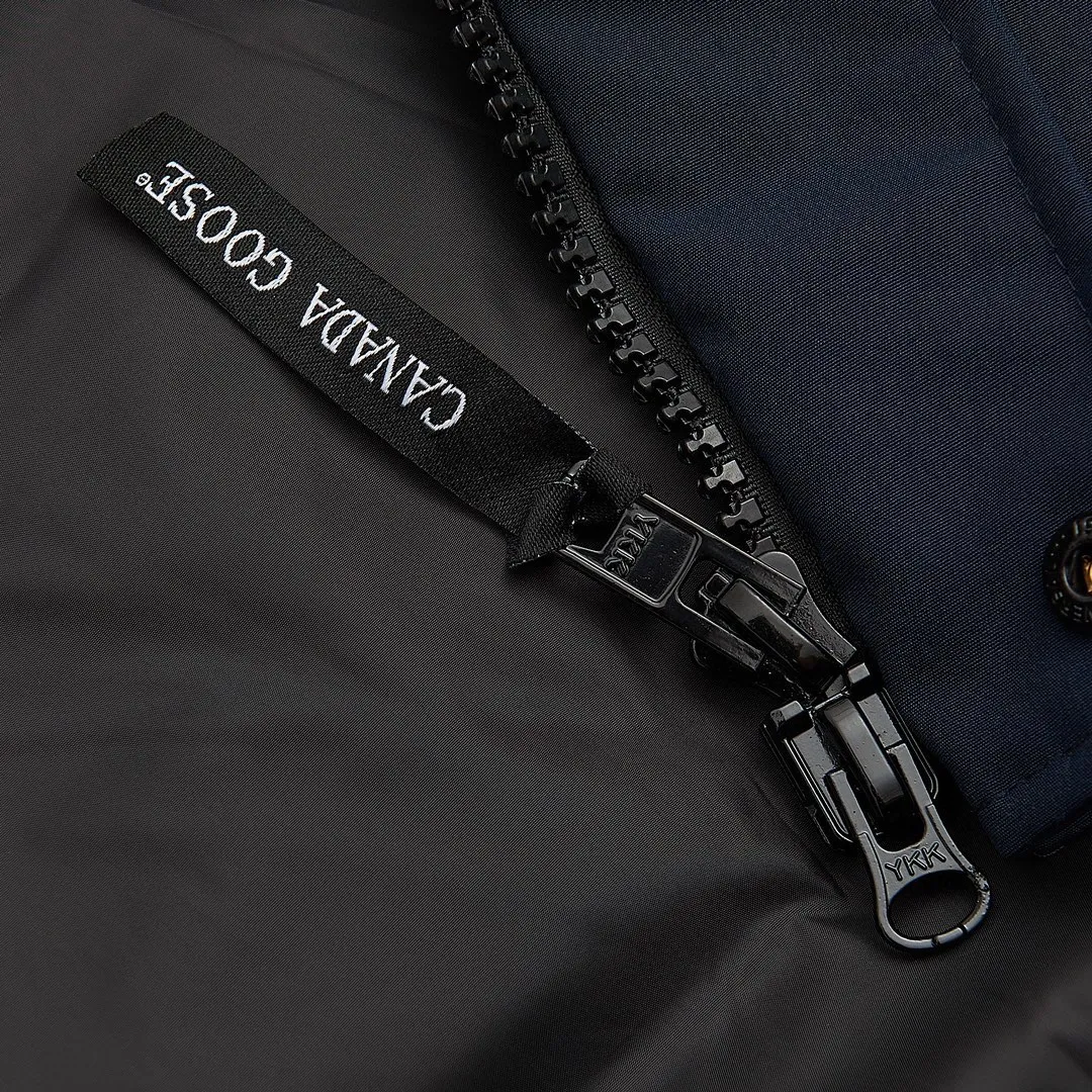 P360 Navy Blue] Canada Goose Canada Goose#Freestyle Crew 4154M Men’s and Women’s Vest Down# ➖ Genuine synchronous anti-counterfeiting chip sensor! ➖ Imported Behringer embroidery machine to customize 10,000-needle embroidery logo! ➖ Imported 21-count polyester-cotton blended original fabric, using Feather-Light 10D waterproof coating fabric, made of 84.5% polyester fiber and 15.5% cotton, 100% the best feel in the entire network! ➖ The genuine official website uses the national standard 80 white duck down, and will never be misled by false claims such as 90 down or goose down! ➖ 100% nylon nylon lining with double double-layer sealing design to prevent velvet from running away. Top-grade polar fleece is used in the collar and pockets to keep warm and comfortable! ➖ Yoshida YKK provides original custom-made electroplated sliders. YKK two-way lockable zippers are tight and smooth and will not peel off paint! ➖ 3M composite original Velcro is durable, and all accessories and hardware are disassembled and customized! ⛔No slander, no exaggeration, no need for too much copywriting, because it is focused, it is professional!  SIZE: XS S M L XL XXL